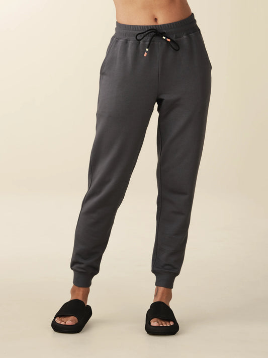 model wears cozy sustainable joggers with pockets in grey